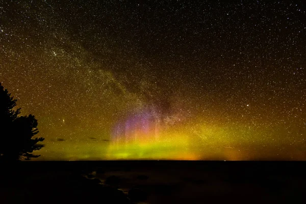 Intense northern lights (Aurora borealis) over Baltic sea — Stock Photo, Image