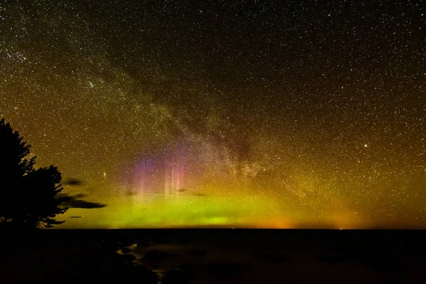 Baltık Denizi üzerinde yoğun Kuzey ışıkları (Kutup ışıkları)