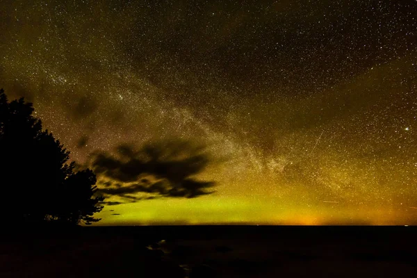 Luzes norte intensas (Aurora boreal) sobre o mar Báltico — Fotografia de Stock