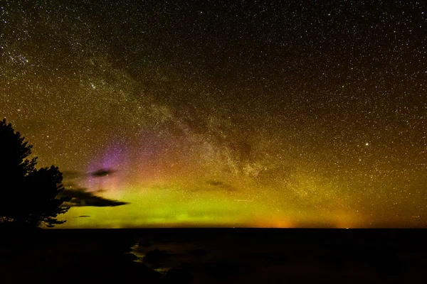Baltık Denizi üzerinde yoğun Kuzey ışıkları (Kutup ışıkları)