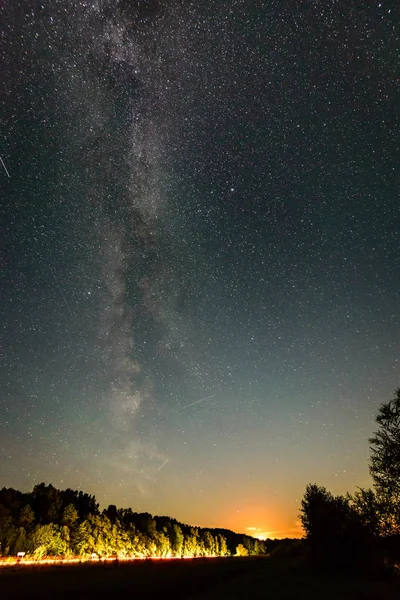 Piękny mlecznej na nocnym niebie i sylwetka drzewa Obrazek Stockowy