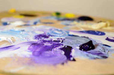 Akrilik renklerle boyama ve sesleri karıştırma sanatçı