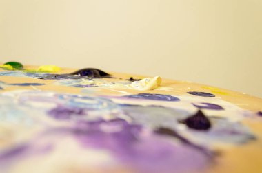 Akrilik renklerle boyama ve sesleri karıştırma sanatçı