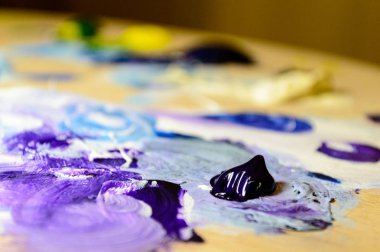 Akrilik renklerle boyama ve sesleri karıştırma sanatçı