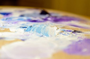 Akrilik renklerle boyama ve sesleri karıştırma sanatçı