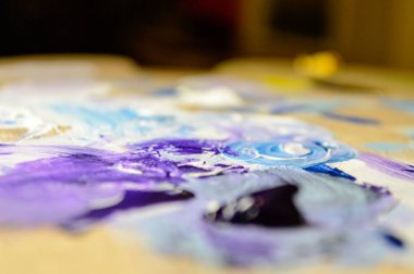 Akrilik renklerle boyama ve sesleri karıştırma sanatçı