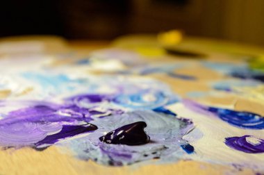 Akrilik renklerle boyama ve sesleri karıştırma sanatçı