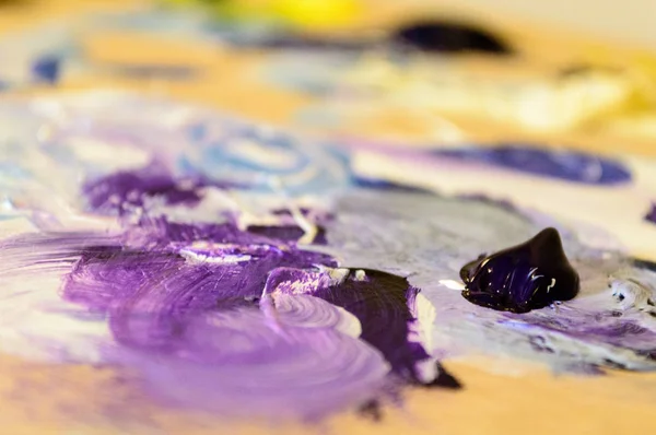 Artist painting with acrylic colors and mixing tones — Stock Photo, Image