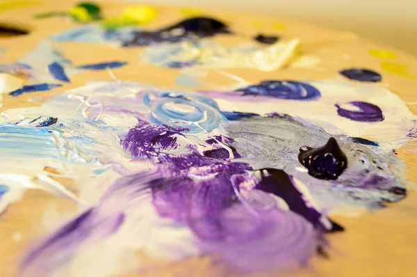 Akrilik renklerle boyama ve sesleri karıştırma sanatçı