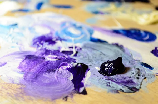 Akrilik renklerle boyama ve sesleri karıştırma sanatçı