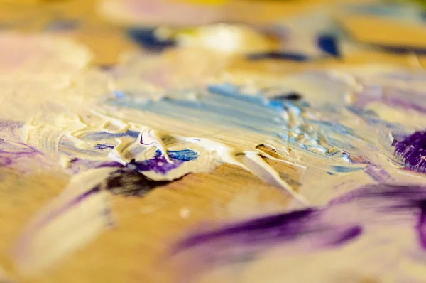 Artist painting with acrylic colors and mixing tones — Stock Photo, Image