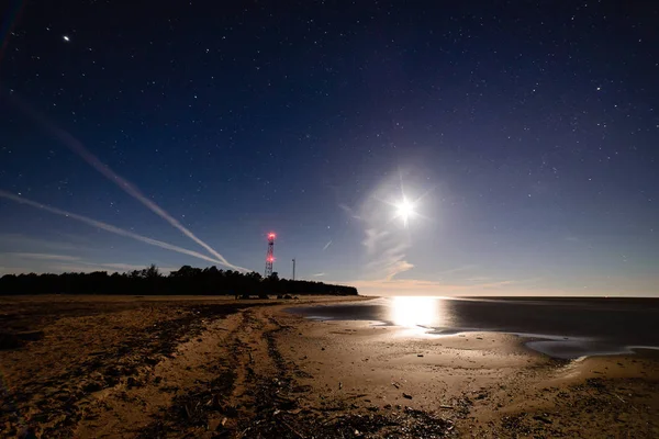 Intensas luzes do norte aurora boreal sobre praia — Fotografia de Stock