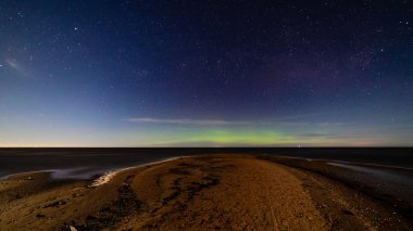 yoğun Kuzey ışıkları aurora borealis beach üzerinde 