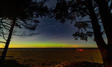yoğun Kuzey ışıkları aurora borealis beach üzerinde 