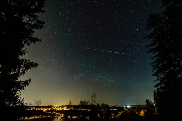 Colorida galaxia de la Vía Láctea vista en el cielo nocturno sobre árboles — Foto de Stock