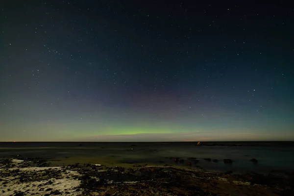 Aurora boreale intensa aurora boreale sulla spiaggia — Foto Stock