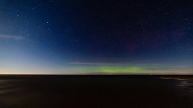 yoğun Kuzey ışıkları aurora borealis beach üzerinde 