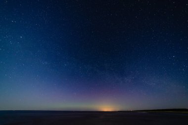 yoğun Kuzey ışıkları aurora borealis beach üzerinde 