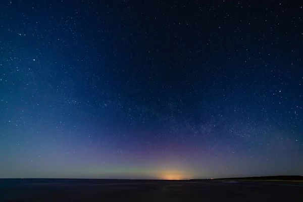 Intensas luzes do norte aurora boreal sobre praia — Fotografia de Stock