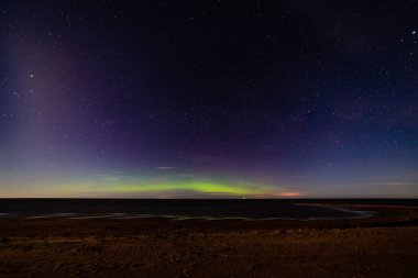 yoğun Kuzey ışıkları aurora borealis beach üzerinde 