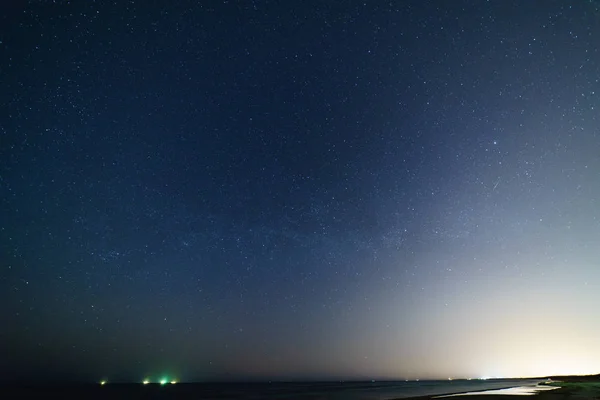 Cielo nocturno con estrellas y vía láctea — Foto de Stock