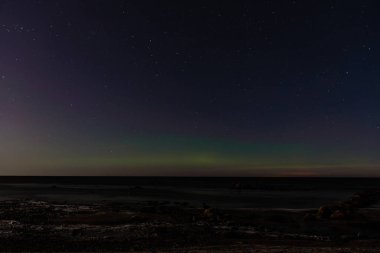 yoğun Kuzey ışıkları aurora borealis beach üzerinde 