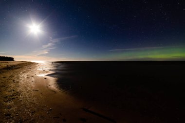 yoğun Kuzey ışıkları aurora borealis beach üzerinde 