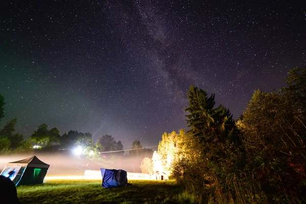 Colorida galaxia de la Vía Láctea vista en el cielo nocturno sobre árboles — Foto de Stock