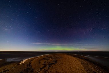 yoğun Kuzey ışıkları aurora borealis beach üzerinde 