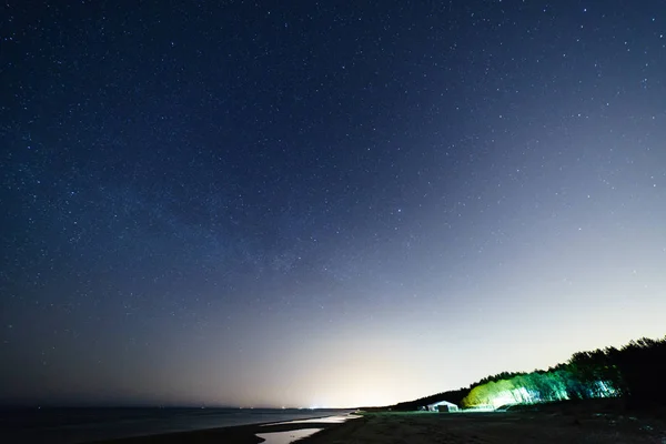 Cielo nocturno con estrellas y vía láctea — Foto de Stock