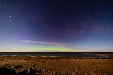 yoğun Kuzey ışıkları aurora borealis beach üzerinde 