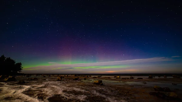 Intensas luzes do norte aurora boreal sobre praia — Fotografia de Stock