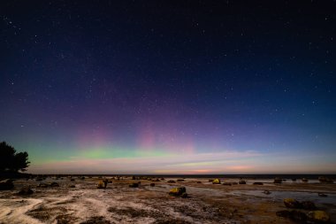yoğun Kuzey ışıkları aurora borealis beach üzerinde 