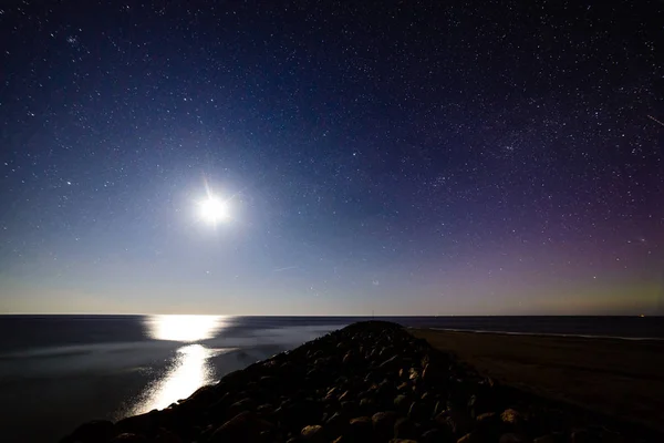 Intensas luzes do norte aurora boreal sobre praia — Fotografia de Stock