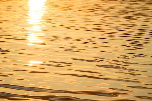 Sakin göl su yansımalar