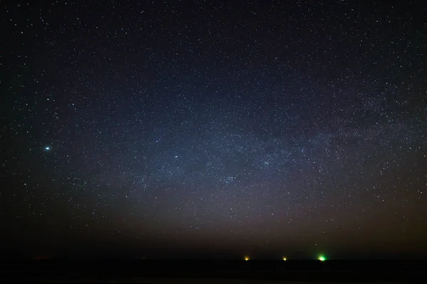 Yıldızlı ve samanyolu gece gökyüzü — Stok fotoğraf