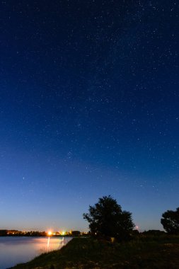 yoğun Kuzey ışıkları aurora borealis beach üzerinde 