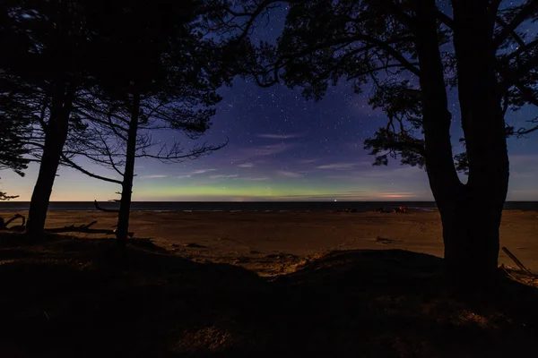 Aurora boreale intensa aurora boreale sulla spiaggia — Foto Stock