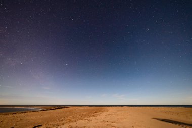 yoğun Kuzey ışıkları aurora borealis beach üzerinde 