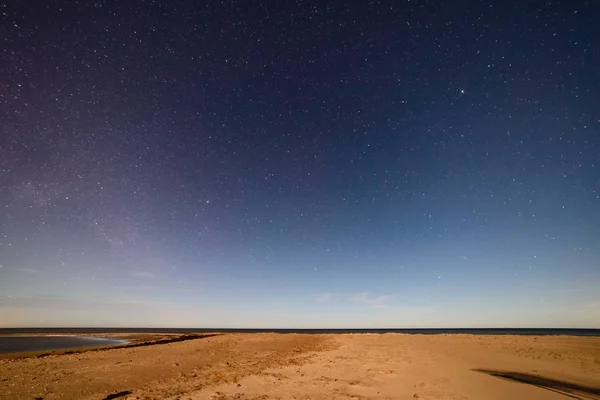 Yoğun Kuzey ışıkları aurora borealis beach üzerinde — Stok fotoğraf