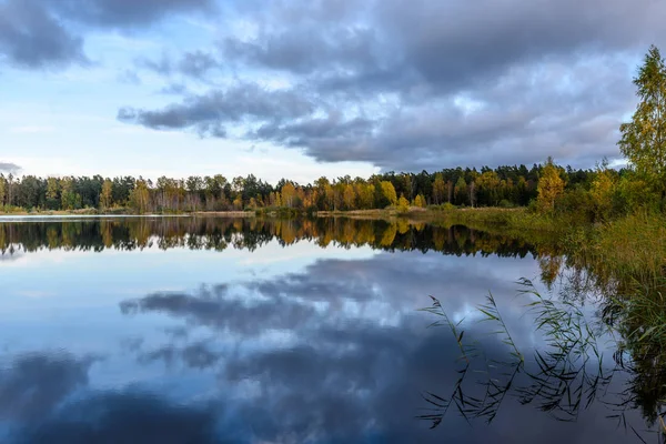 Herfst gekleurde bomen aan de oever van lake met reflecties in wa — Stockfoto