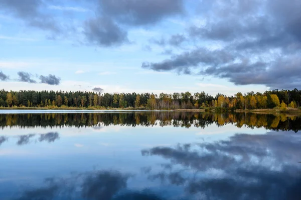 Arbres de couleur automne sur la rive du lac avec des reflets en wa — Photo