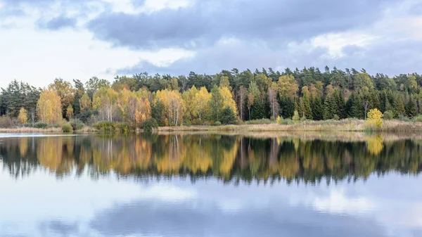 Árboles de color otoño en la orilla del lago con reflejos en wa — Foto de Stock