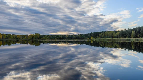 Herfst gekleurde bomen aan de oever van lake met reflecties in wa — Stockfoto