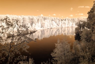 Valmiera Letonya Gauja nehir tarafından turist iz. sonbahar c