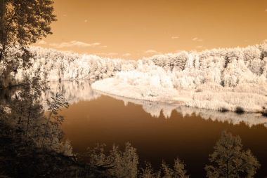 Valmiera Letonya Gauja nehir tarafından turist iz. sonbahar c