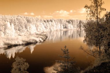 Valmiera Letonya Gauja nehir tarafından turist iz. sonbahar c