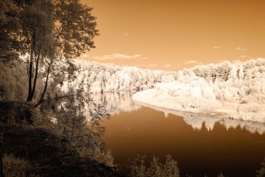 Valmiera Letonya Gauja nehir tarafından turist iz. sonbahar c