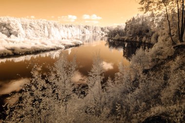 Valmiera Letonya Gauja nehir tarafından turist iz. sonbahar c