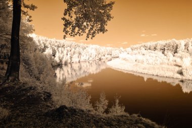 Valmiera Letonya Gauja nehir tarafından turist iz. sonbahar c